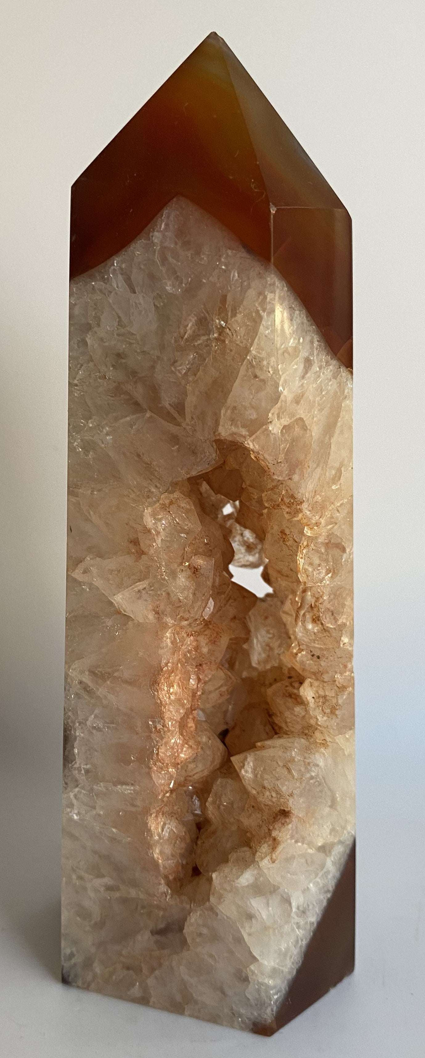 Obelisc din Agat Rosu semiprețios cu cristale naturale și nuanțe de maro și alb