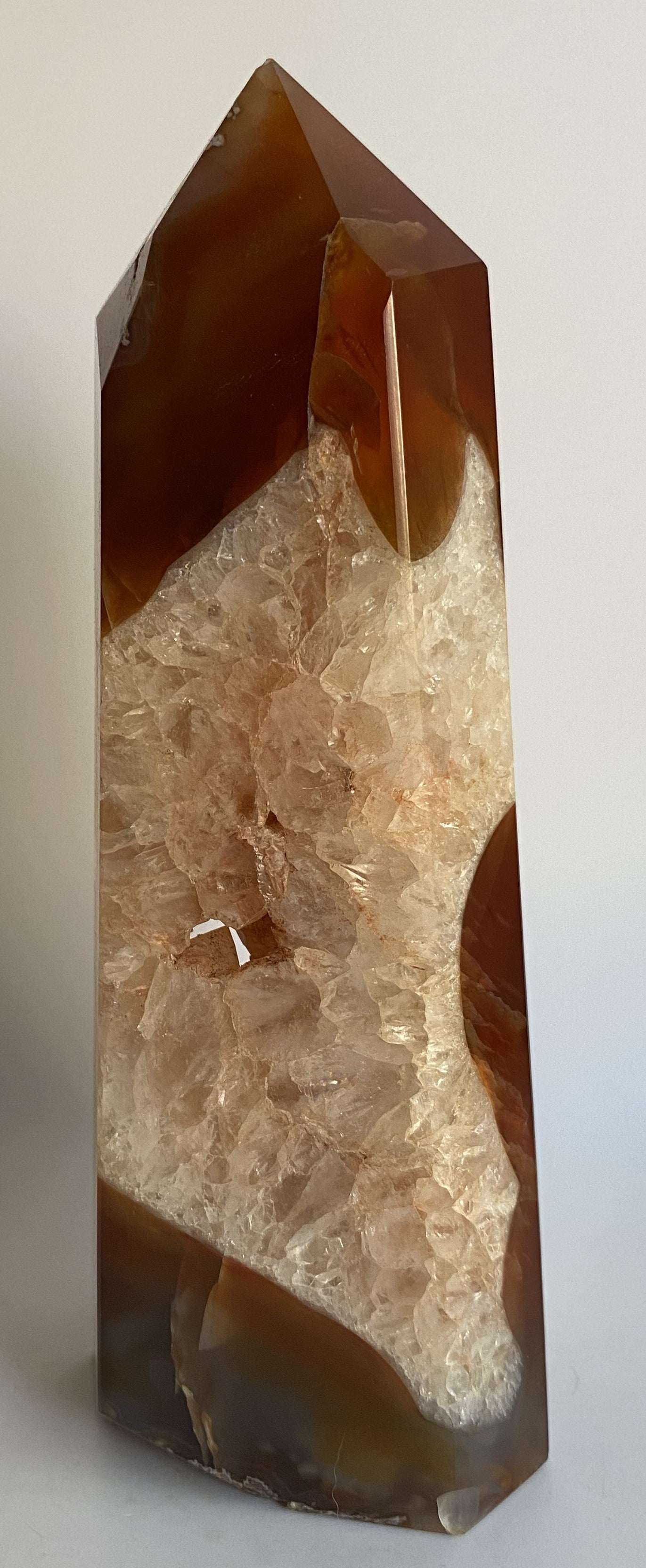 Obelisc din Agat Rosu cu structura semitransparentă și cristalină, piatră semiprețioasă decorativă