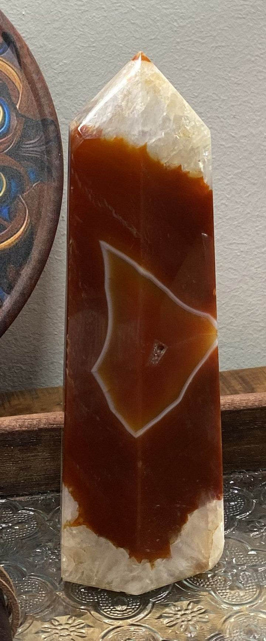 Obelisc din agat rosu semipretios cu varf ascutit pe suprafata lucioasa