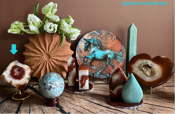 Idee de decor cu cristale si minerale din amazonit si agat, cu tablou cu cal in galop si vaza cu lalele albe