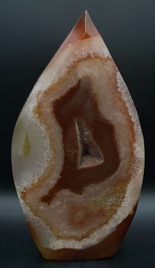 Sculptură din piatră semiprețioasă Agat Roșu naturală în formă de lacrimă.