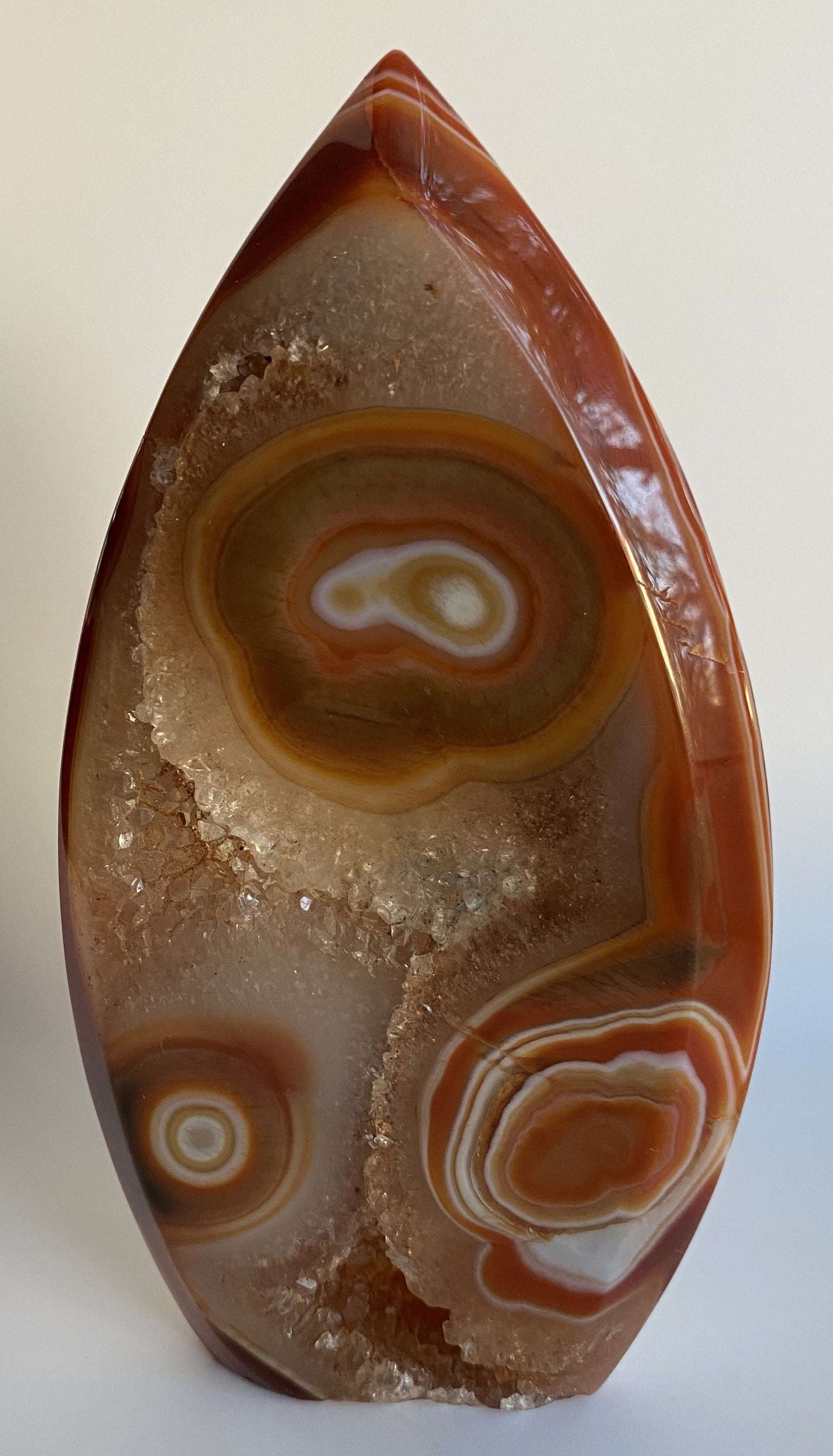 Sculptura din piatra semipretioasa Agat Rosu cu nuante variate si structuri naturale