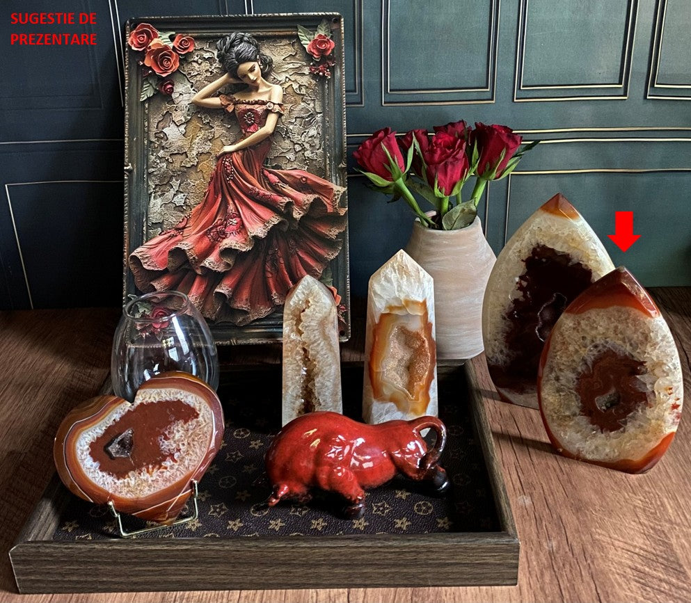 Decor cu sculptura din piatra semipretioasa de agat rosu cu vaza cu trandafiri
