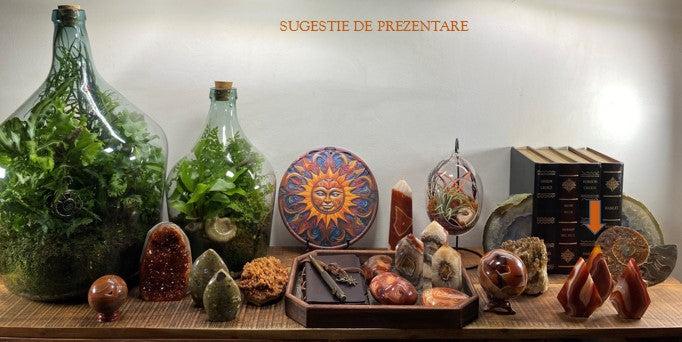 Set sculpturi din Agat Rosu din pietre semipretioase pe raft decorativ