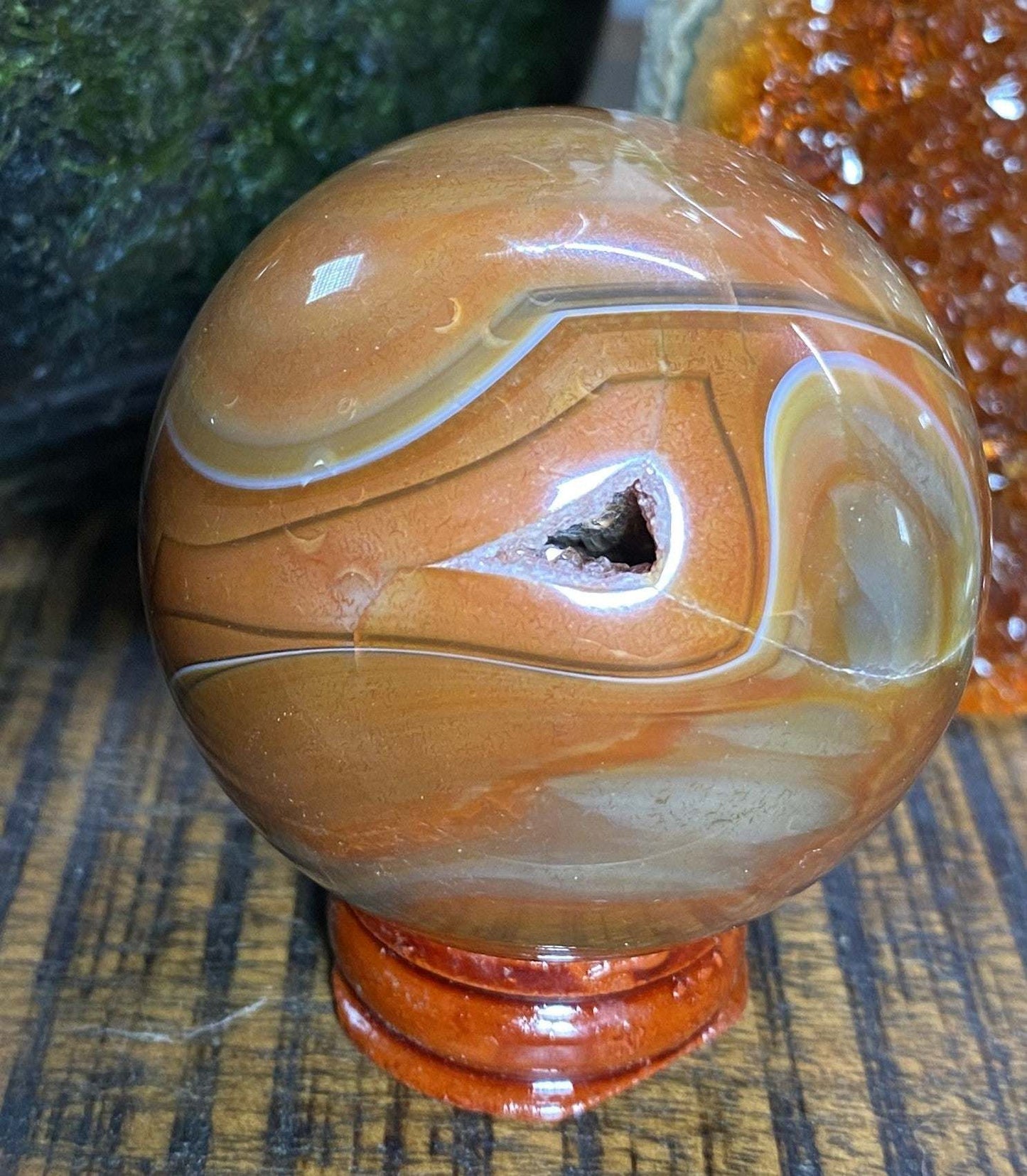 Sfera din Agat Rosu pe suport de lemn, piatra semipretioasa naturala, finisaj lucios, model natural distinctiv