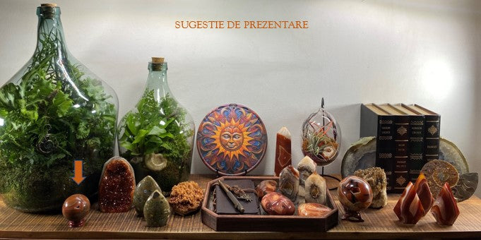Agat Rosu sfera piatra semipretioasa pe suport lemn intr-un aranjament decorativ