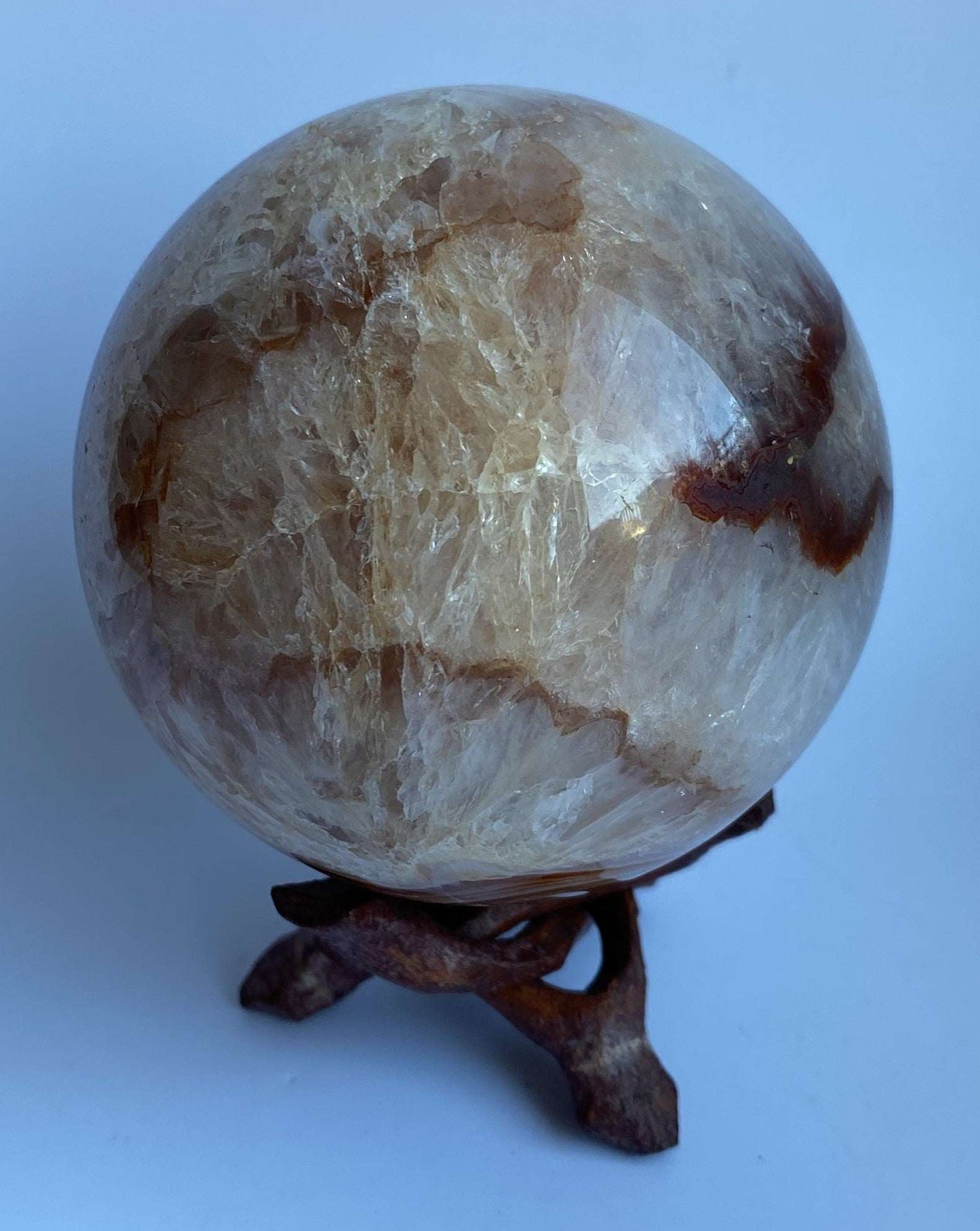 Sfera din agat rosu pe suport tripod din lemn natural