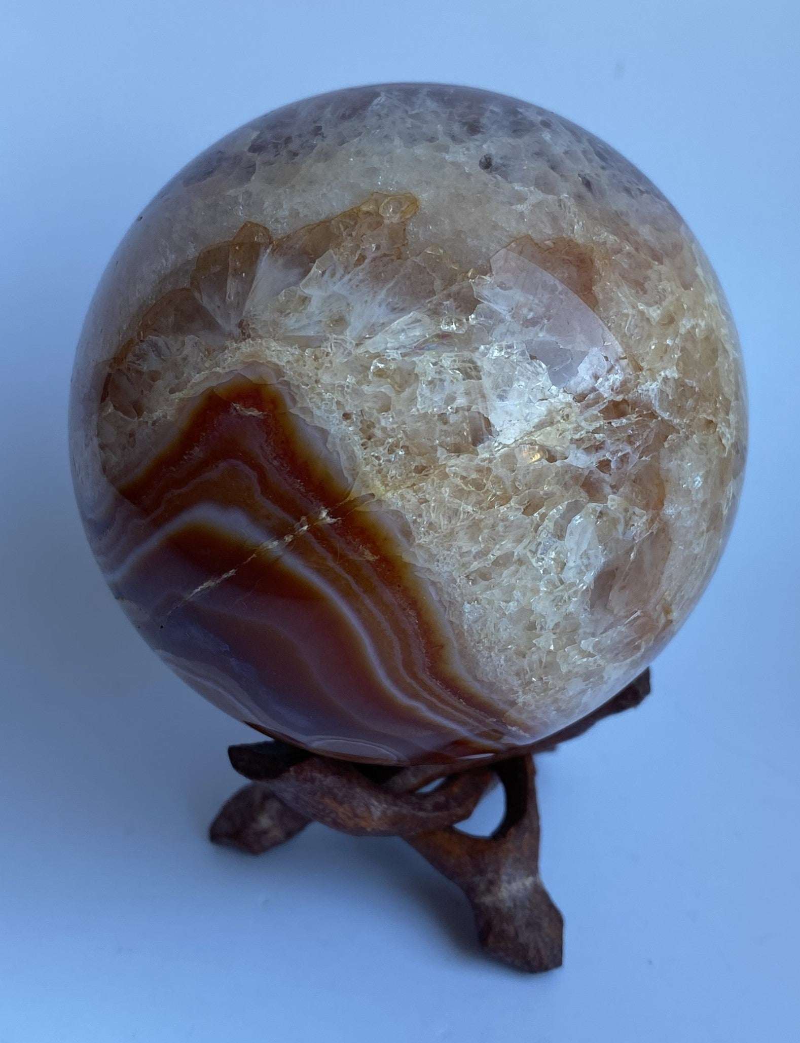 Sfera din Agat Rosu pe suport tripod din lemn natural, piatra semipretioasa decorativa