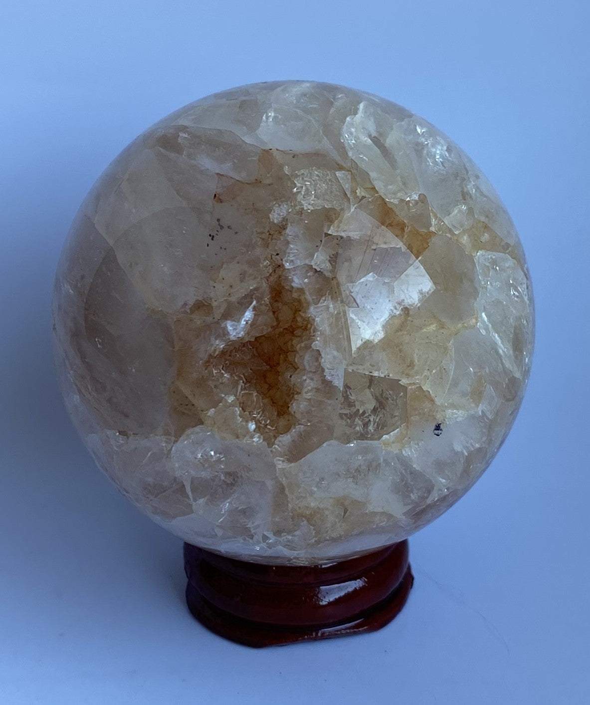 Sfera din agat rosu pe suport din lemn natur, piatra semipretioasa decorativa
