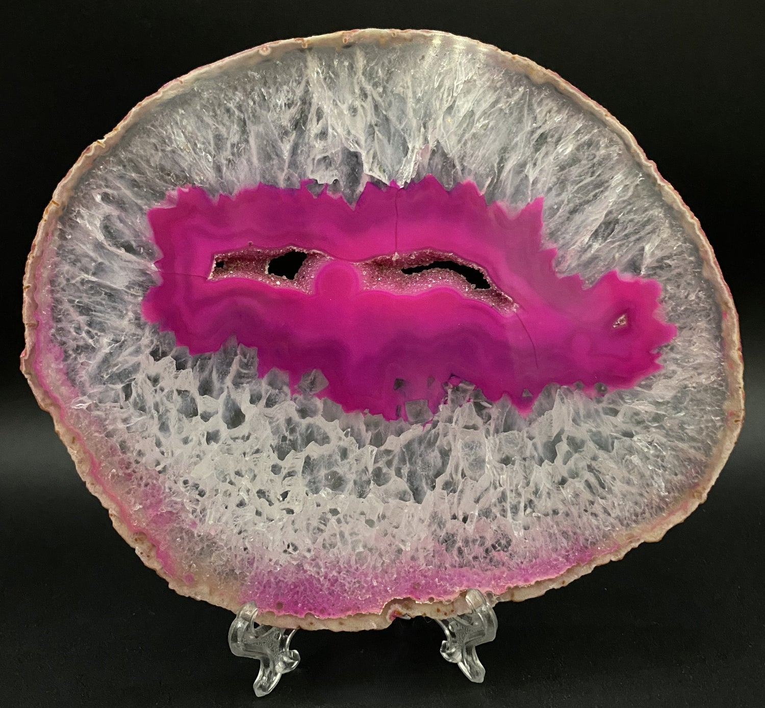 Felie din piatra semipretioasa de agat roz pe suport din plastic cu fundal negru