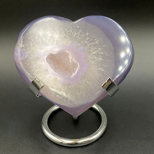 Inima din piatra semipretioasa de agat roz pe suport metalic cu fundal negru