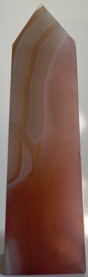 Obelisc de 10.9cm din piatra semipretioasa de agat roz pe fundal alb