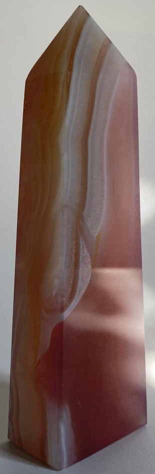 Obelisc de 10.9cm din cristal de agat roz pe fundal alb