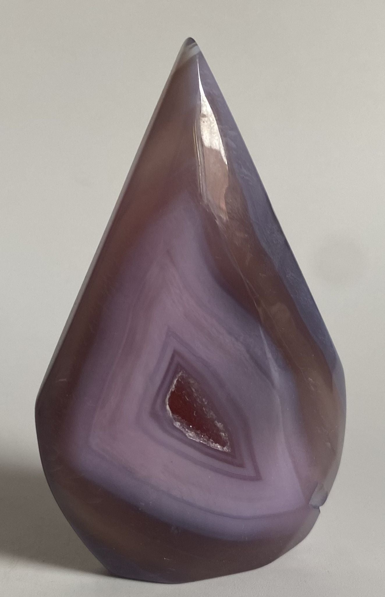 Sculptura de 7.5cm din piatra semipretioasa de agat roz pe fundal alb