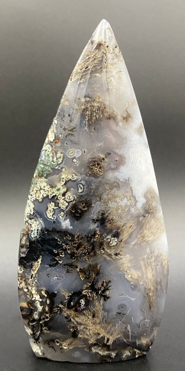 Sculptura din piatra semipretioasa de agat rutilat pe fundal negru