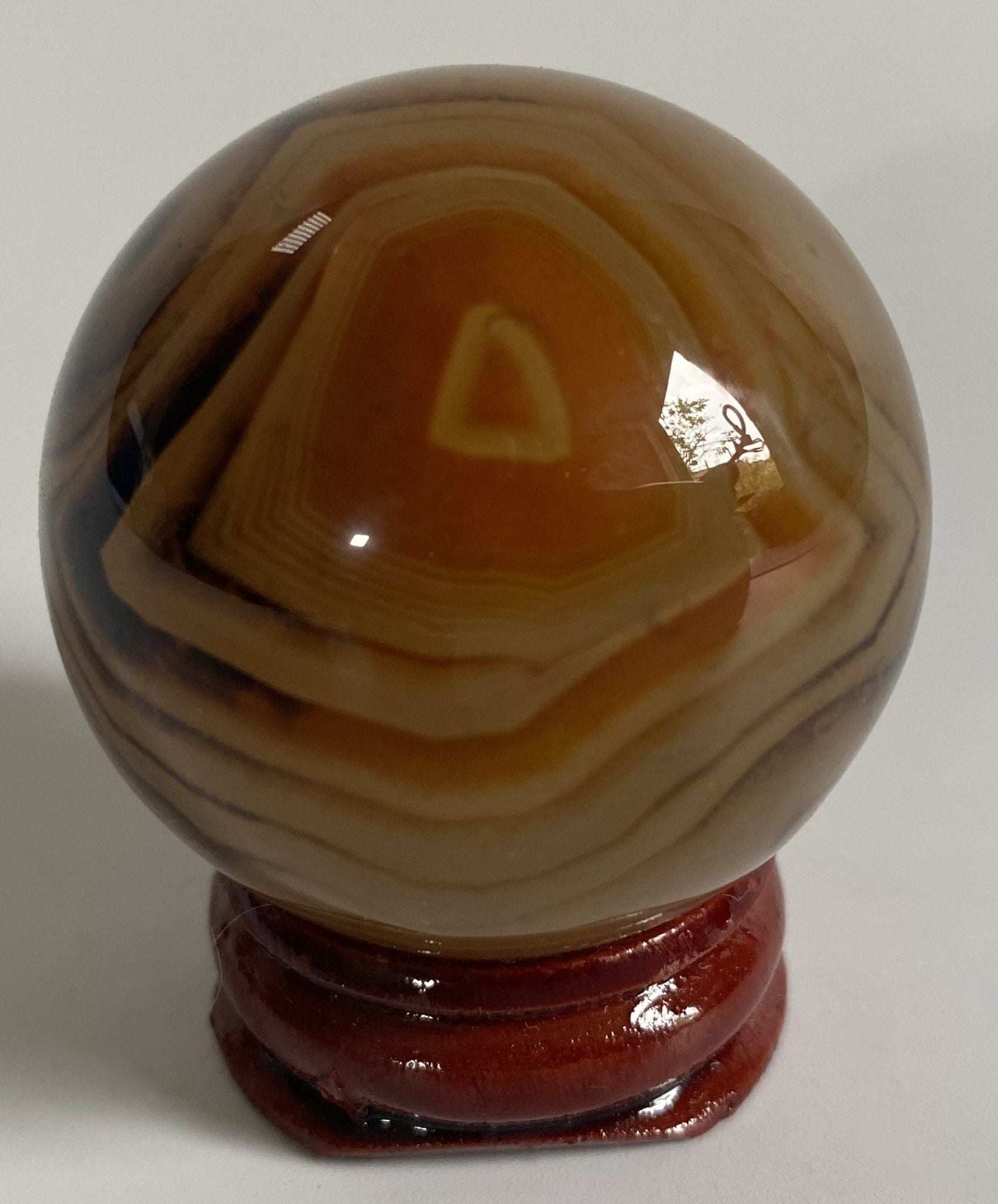 Sfera de Agat Sardonyx natural pe suport din lemn, 4.1 cm