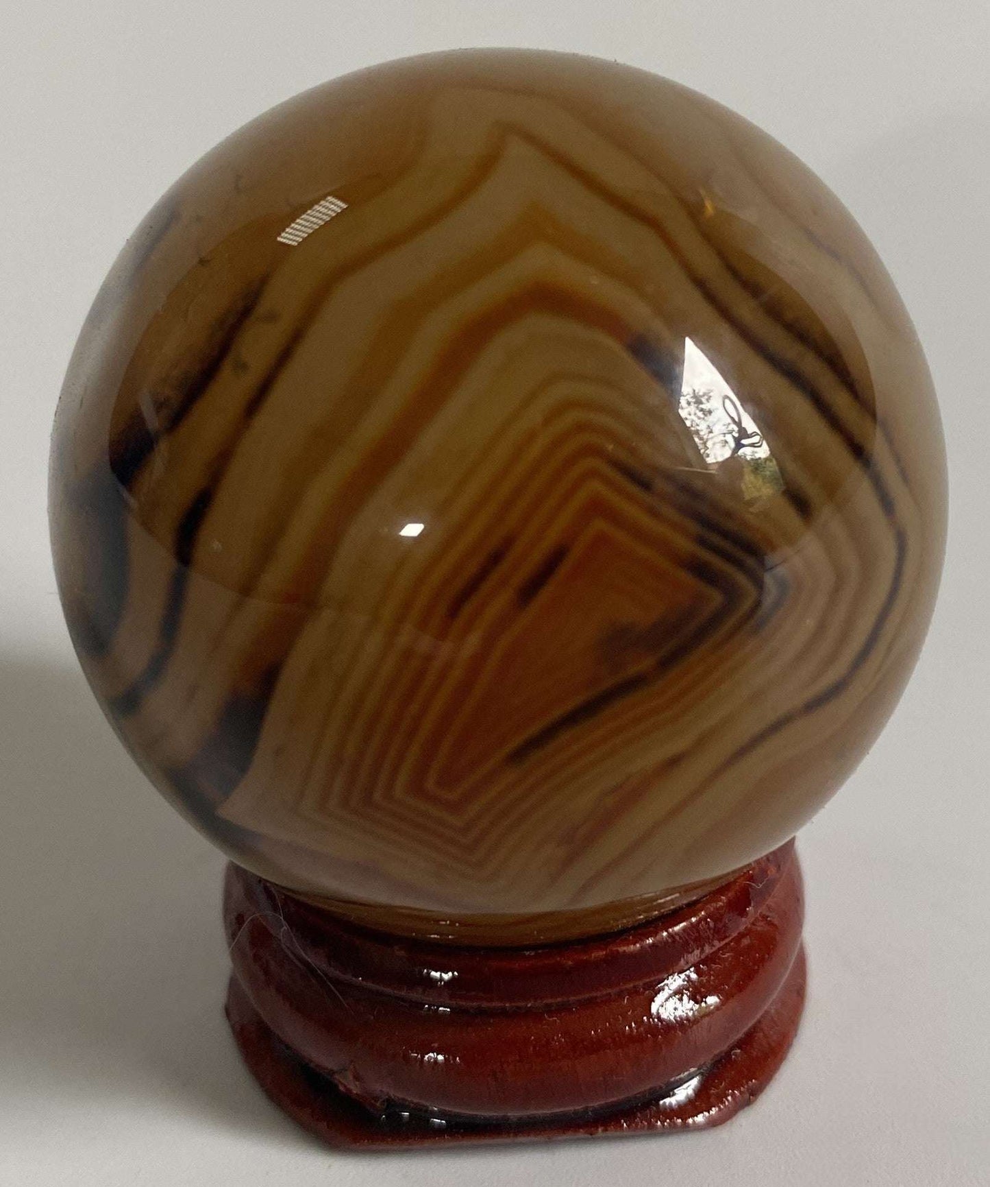 Sfera din Agat Sardonyx 4.1cm pe suport de lemn, piatră semiprețioasă naturală