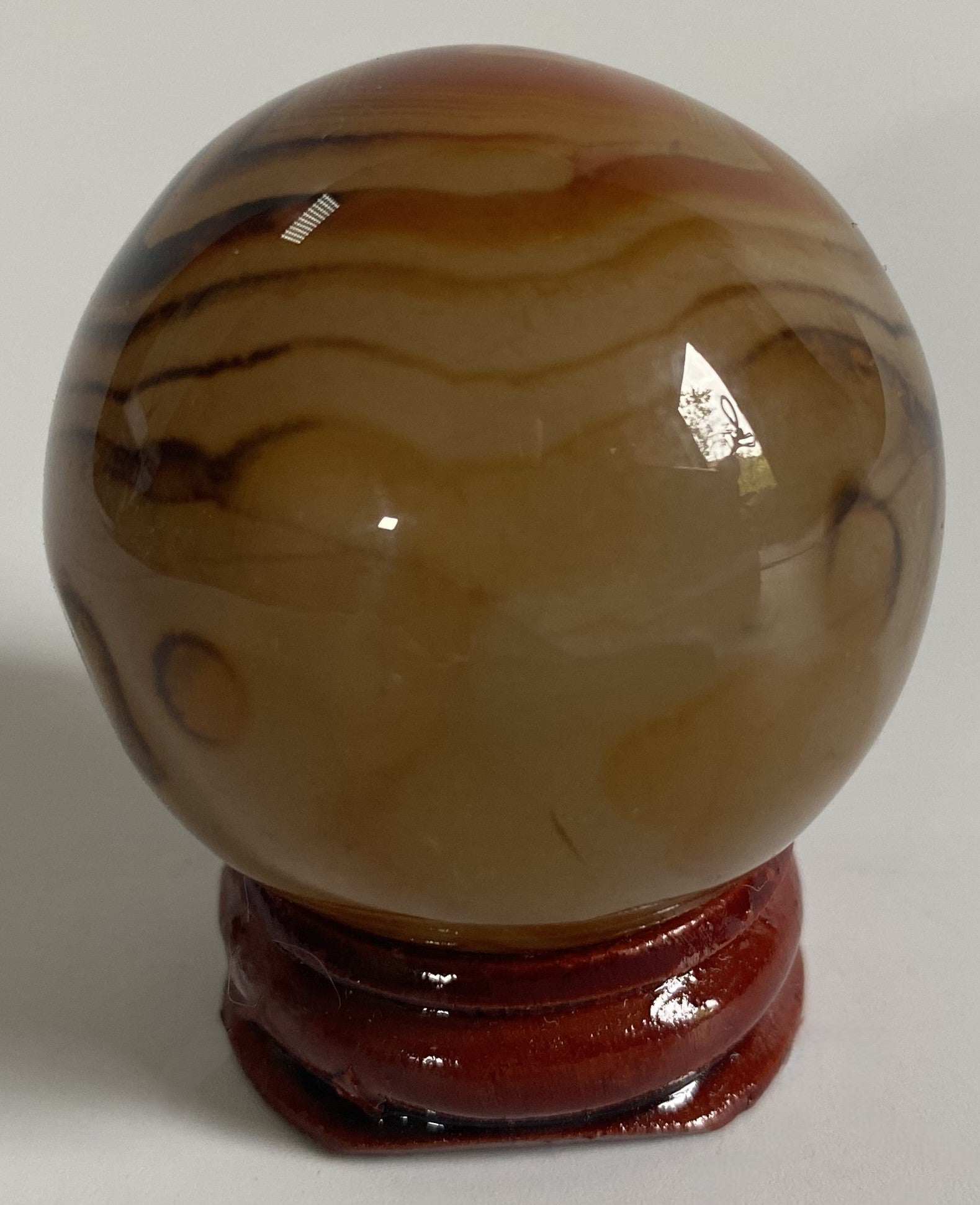 Sfera din Agat Sardonyx de 4.1 cm pe suport de lemn natural