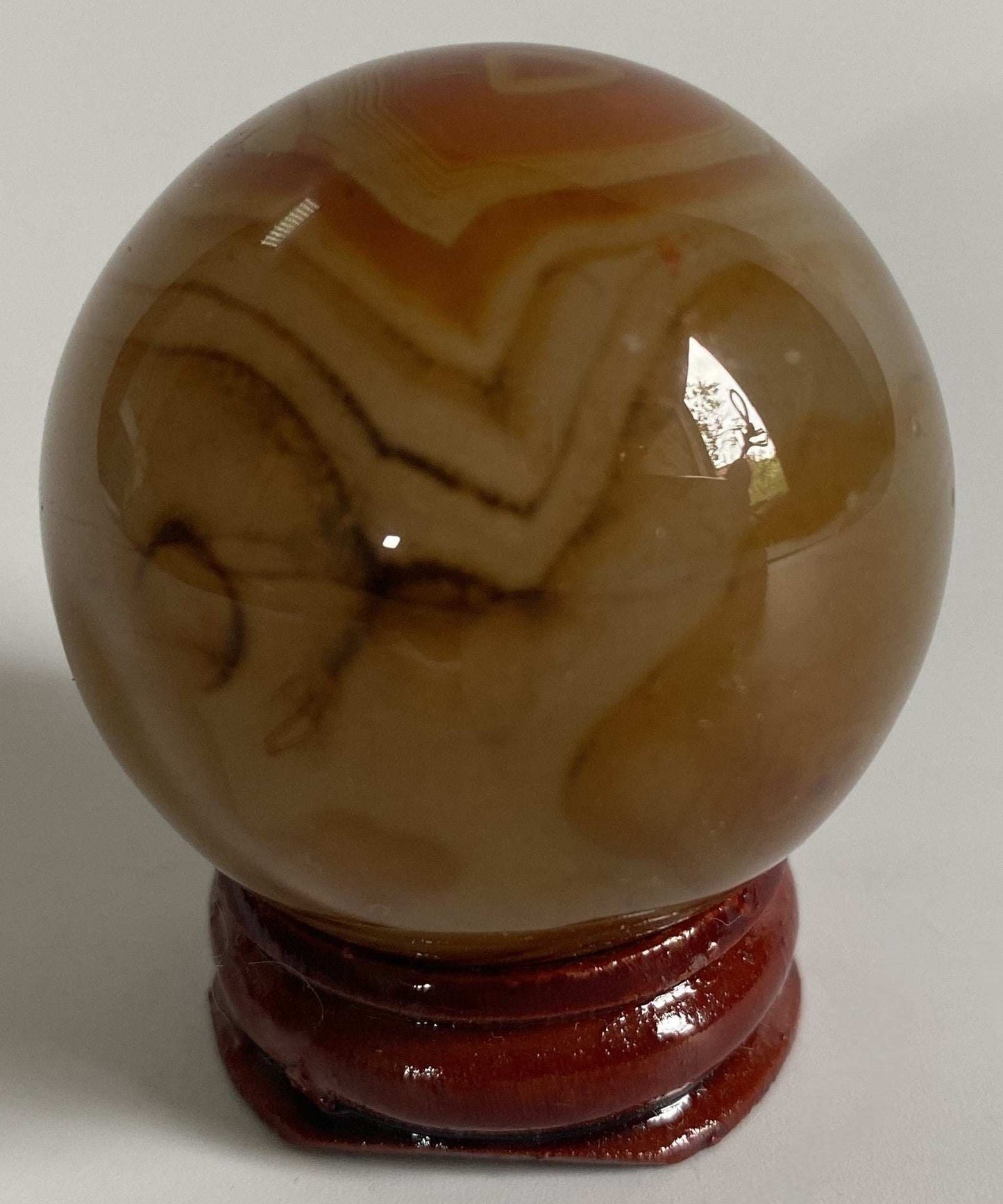 Sfera din Agat Sardonyx de 4.1cm pe suport din lemn, piatră semiprețioasă naturală
