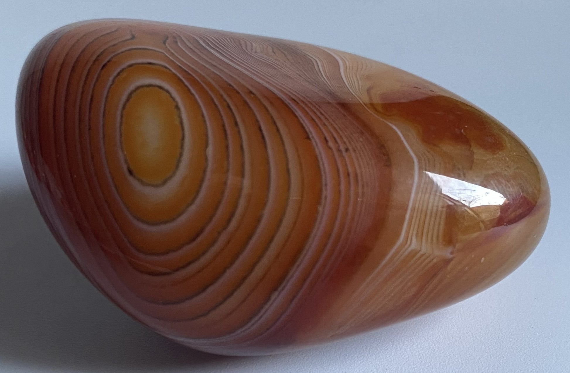 Piatra polisata decorativa de 5.5cm din cristal de agat sardonyx pe fundal alb