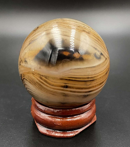 Sferă din Agat Sardonyx 3.9 cm cu suport din lemn natural