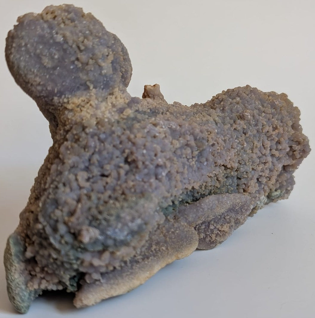 Specimen din cristal de agat strugure pe fundal alb