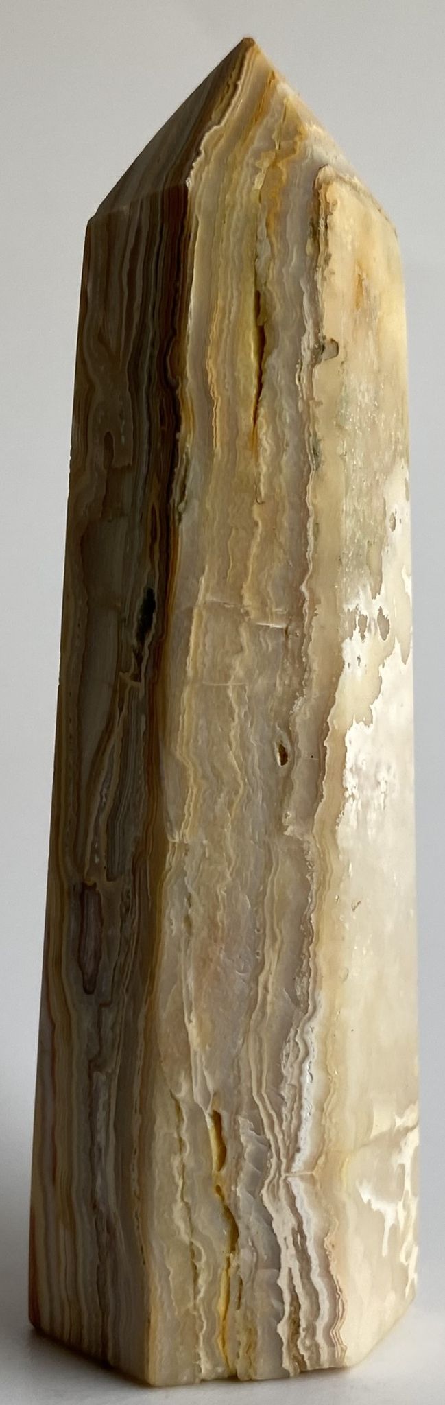 Obelisc din cristal de agat thousand layers pe fundal alb