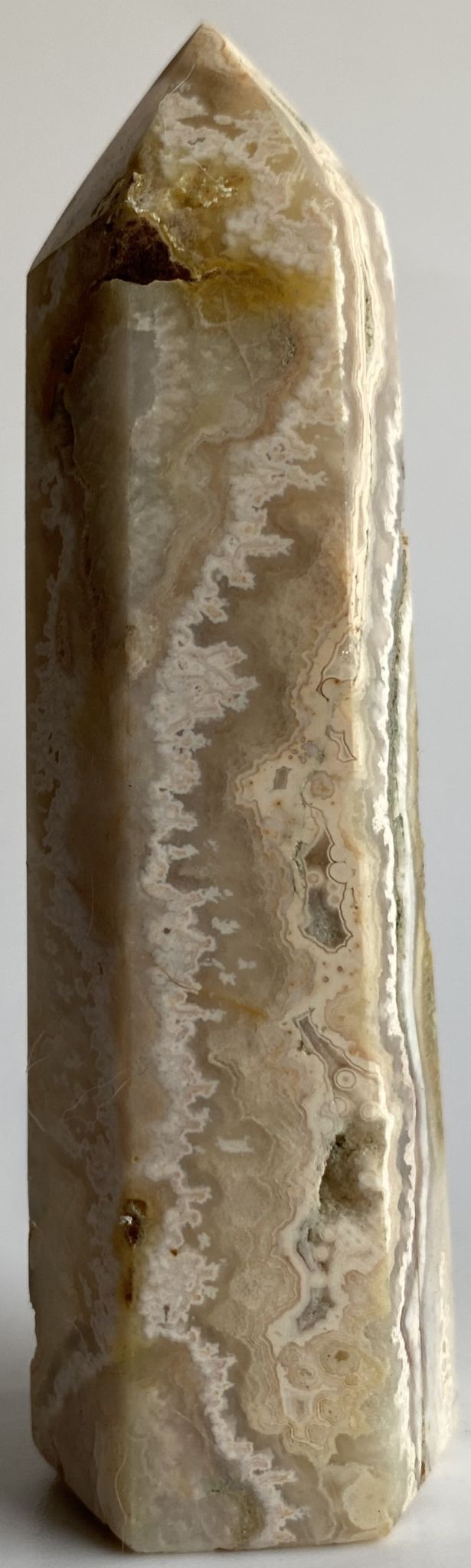 Obelisc de 8.5cm din piatra semipretioasa de agat thousand layers pe fundal alb