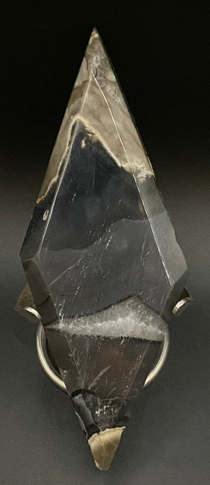 Romb din cristal de agat vulcanic pe suport metalic cu fundal negru