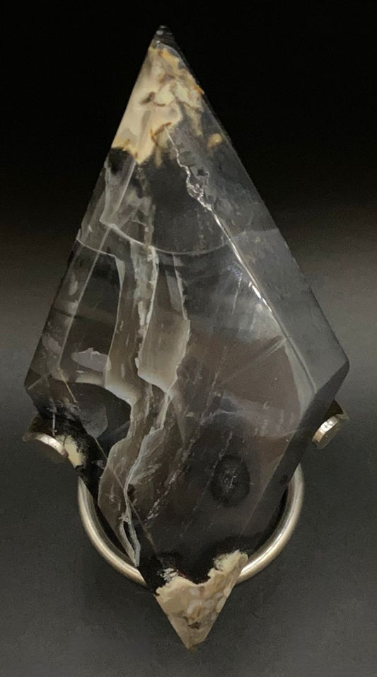 Romb din piatra semipretioasa de agat vulcanic pe suport metalic cu fundal negru