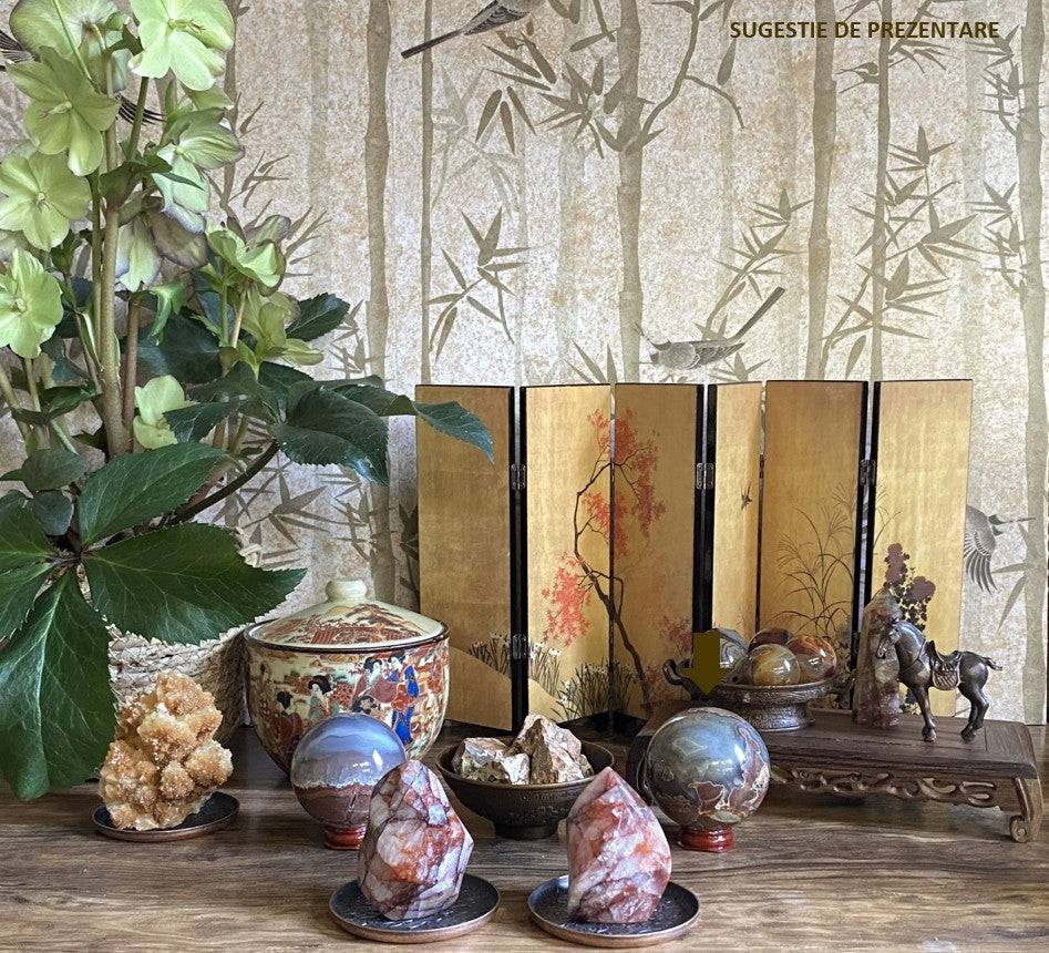 Decor cu sfera din piatra semipretioasa de agat vulcanic pe suport din lemn cu decoratiuni japoneze
