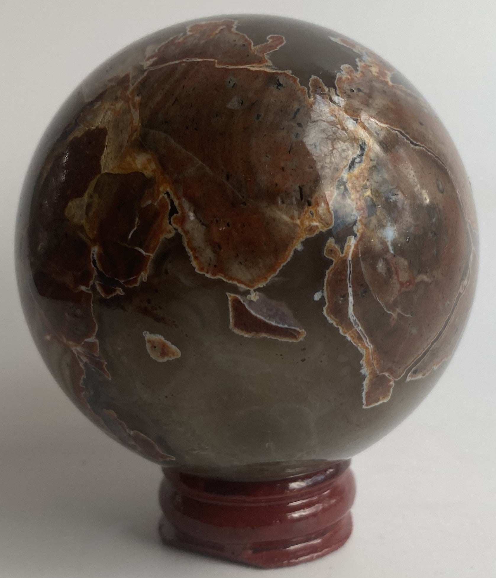 Sfera decorativa de 6.5cm din piatra semipretioasa de agat vulcanic pe suport din lemn cu fundal alb