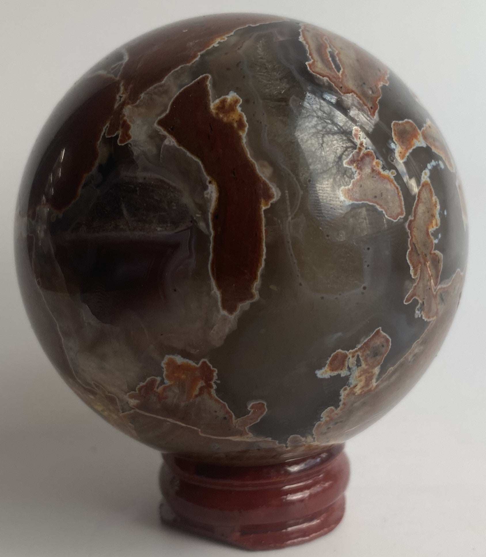 Sfera decorativa de 6.5cm din cristal de agat vulcanic pe suport din lemn cu fundal alb