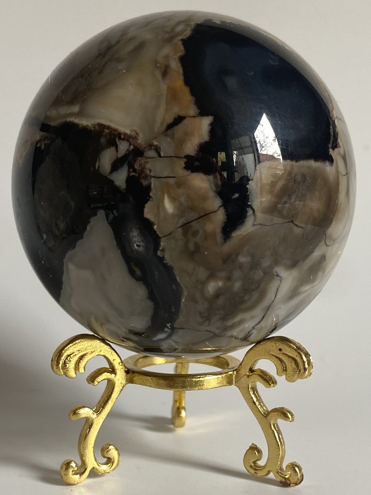 Sfera de 7.1cm din piatra semipretioasa de agat vulcanic pe suport metalic cu fundal alb