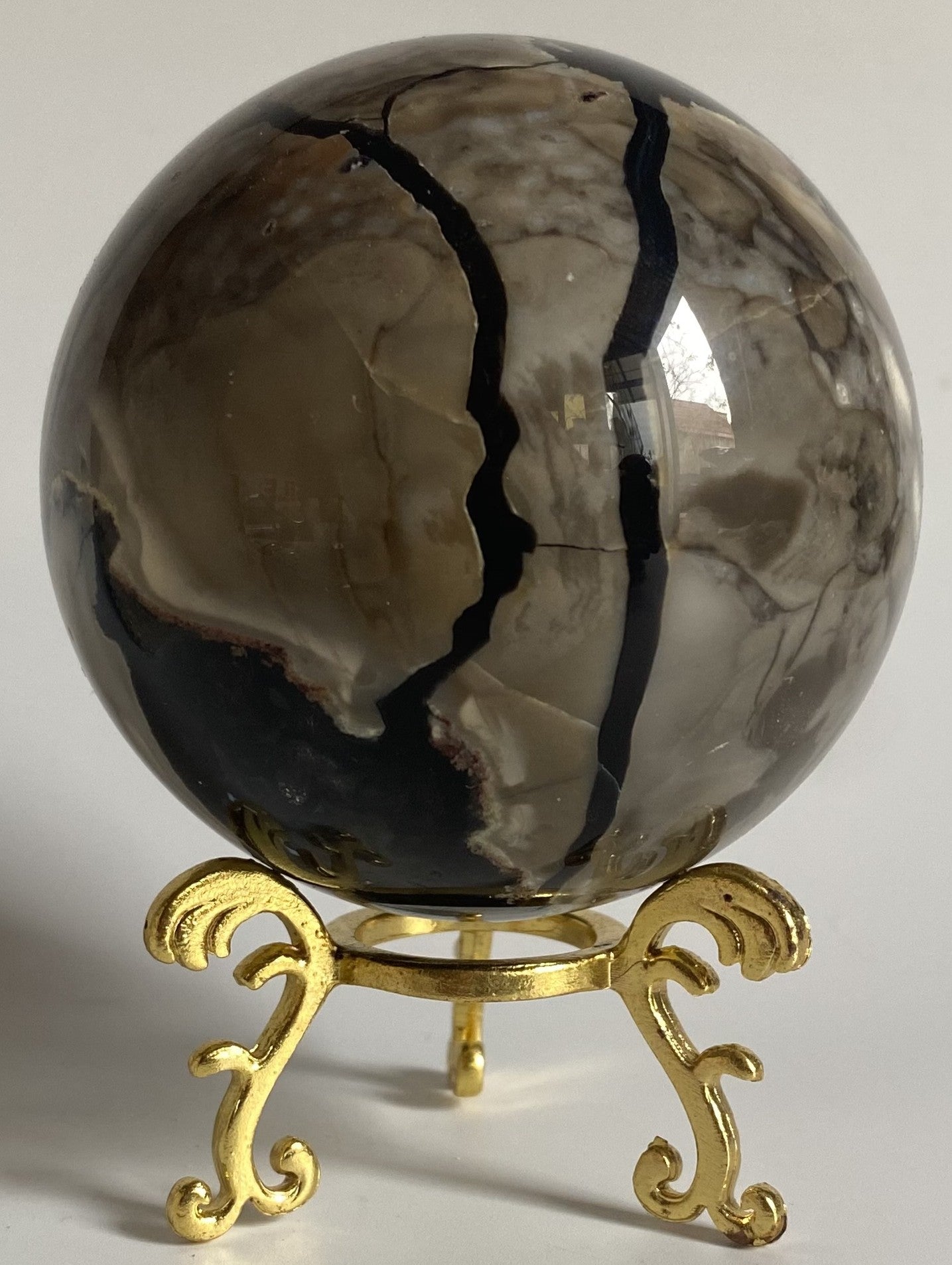 Sfera decorativa de 7.1cm din piatra semipretioasa de agat vulcanic pe suport metalic cu fundal alb