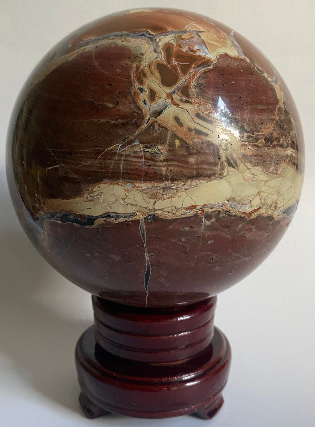 Sfera de 11.7cm din piatra semipretioasa de agat vulcanic pe suport din lemn cu fundal alb