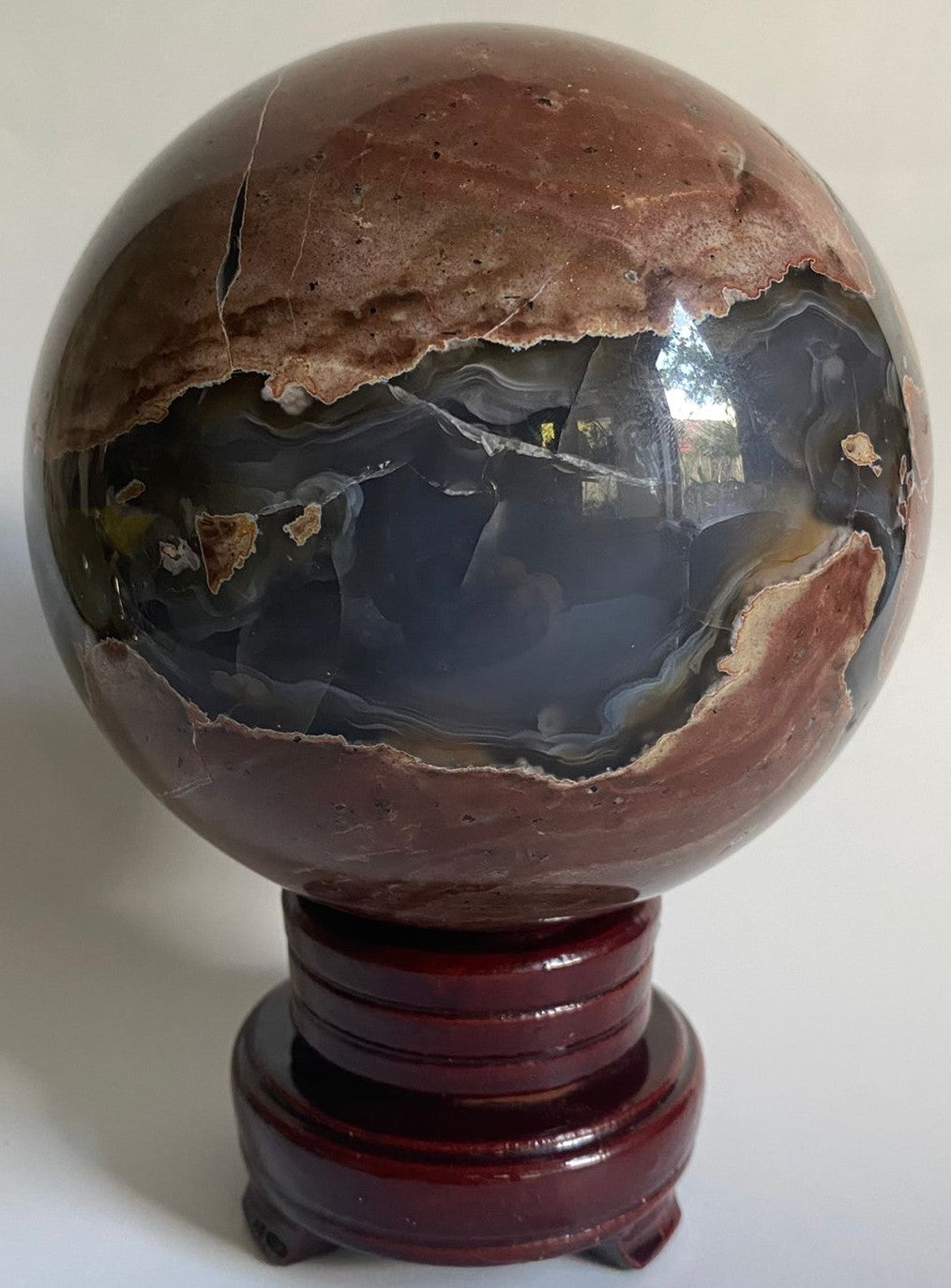 Sfera de 11.7cm din cristal de agat vulcanic pe suport din lemn cu fundal alb