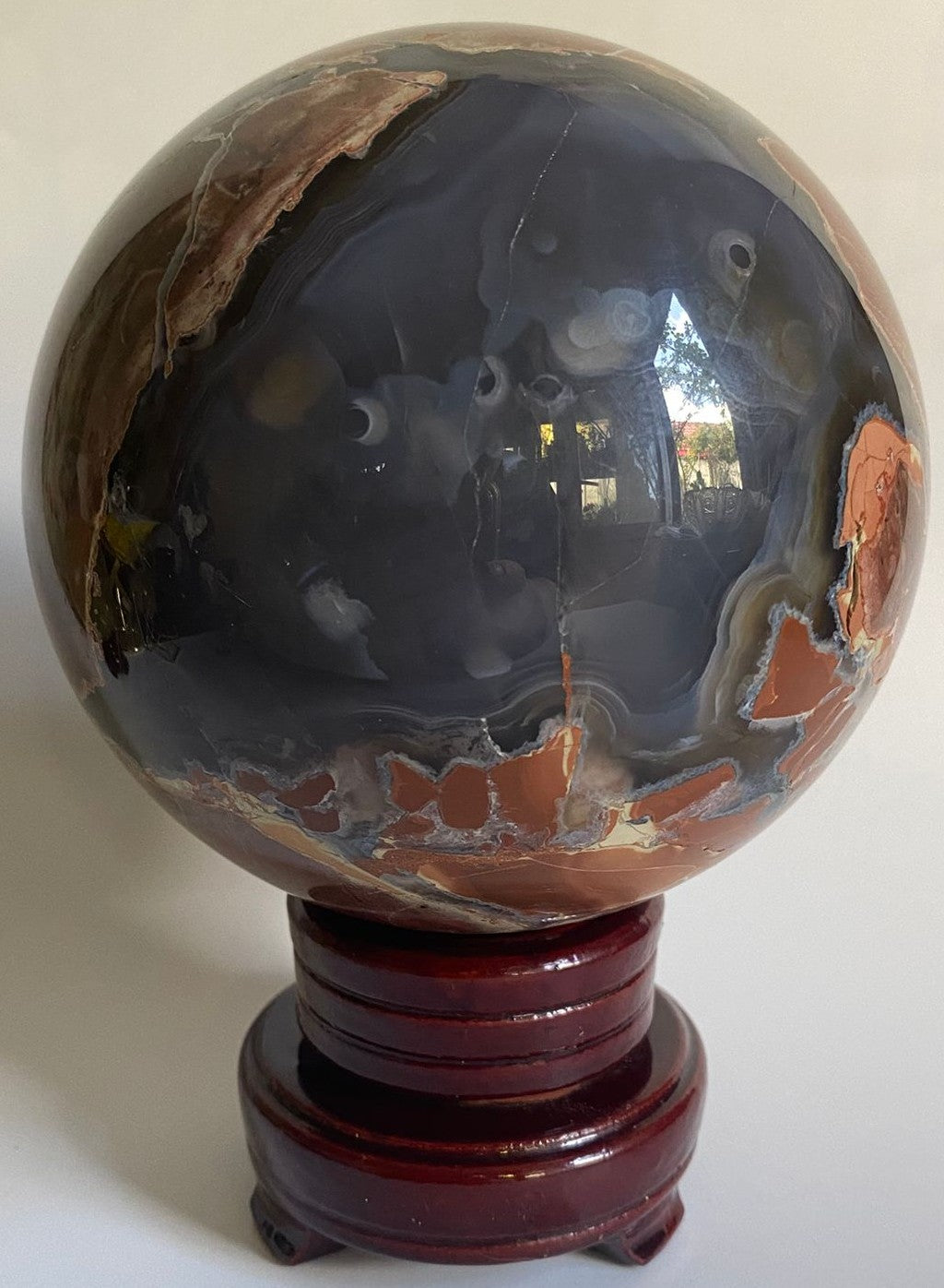 Sfera decorativa de 11.7cm din piatra semipretioasa de agat vulcanic pe suport din lemn cu fundal alb
