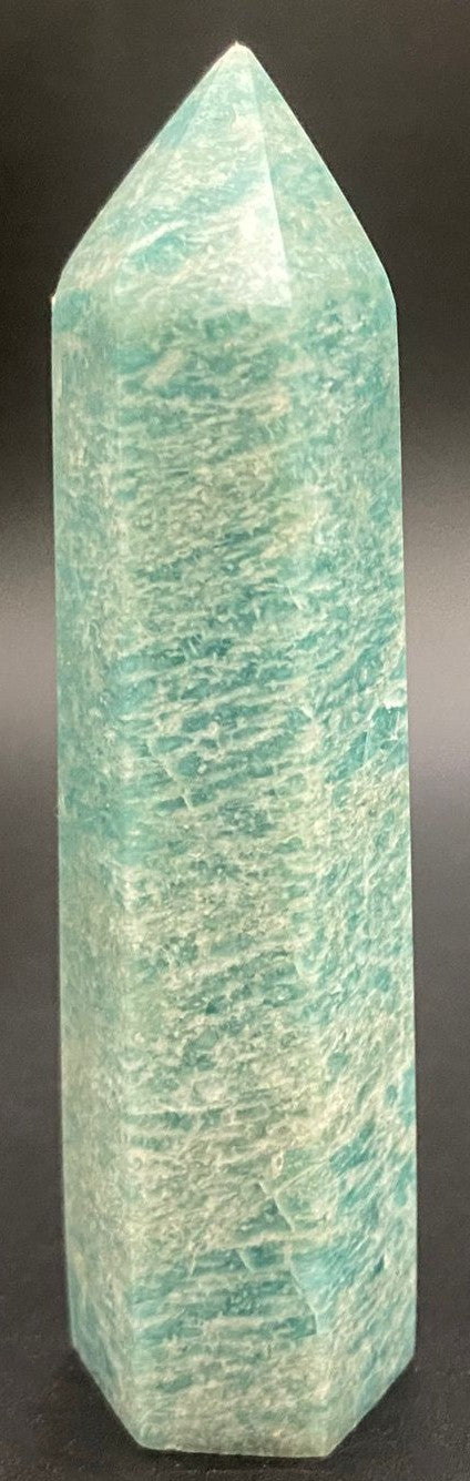 Obelisc din piatra semipretioasa de amazonit pe fundal negru