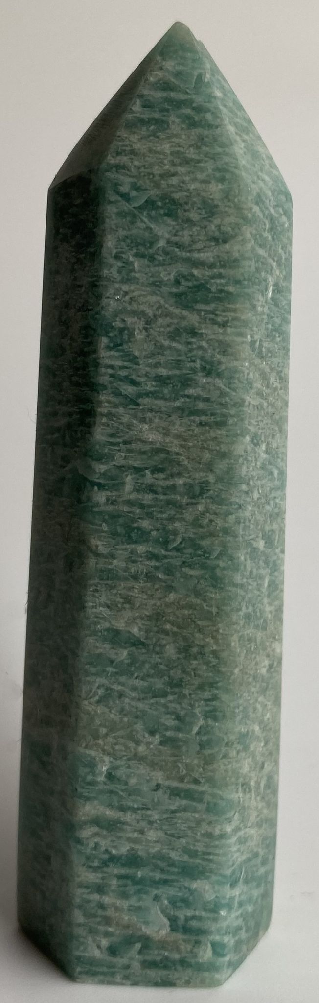 Obelisc din piatra semipretioasa de amazonit pe fundal alb