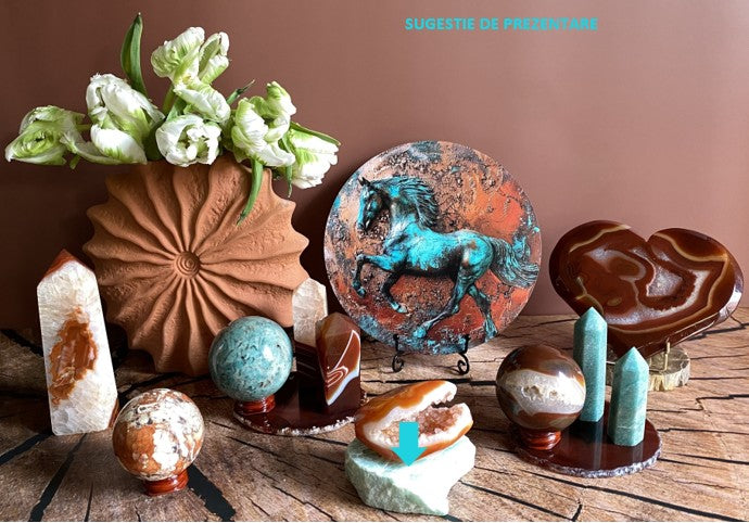 Aranjament de cristale si minerale din agat si amazonit, cu tablou cu cal in galop si vaza cu lalele albe