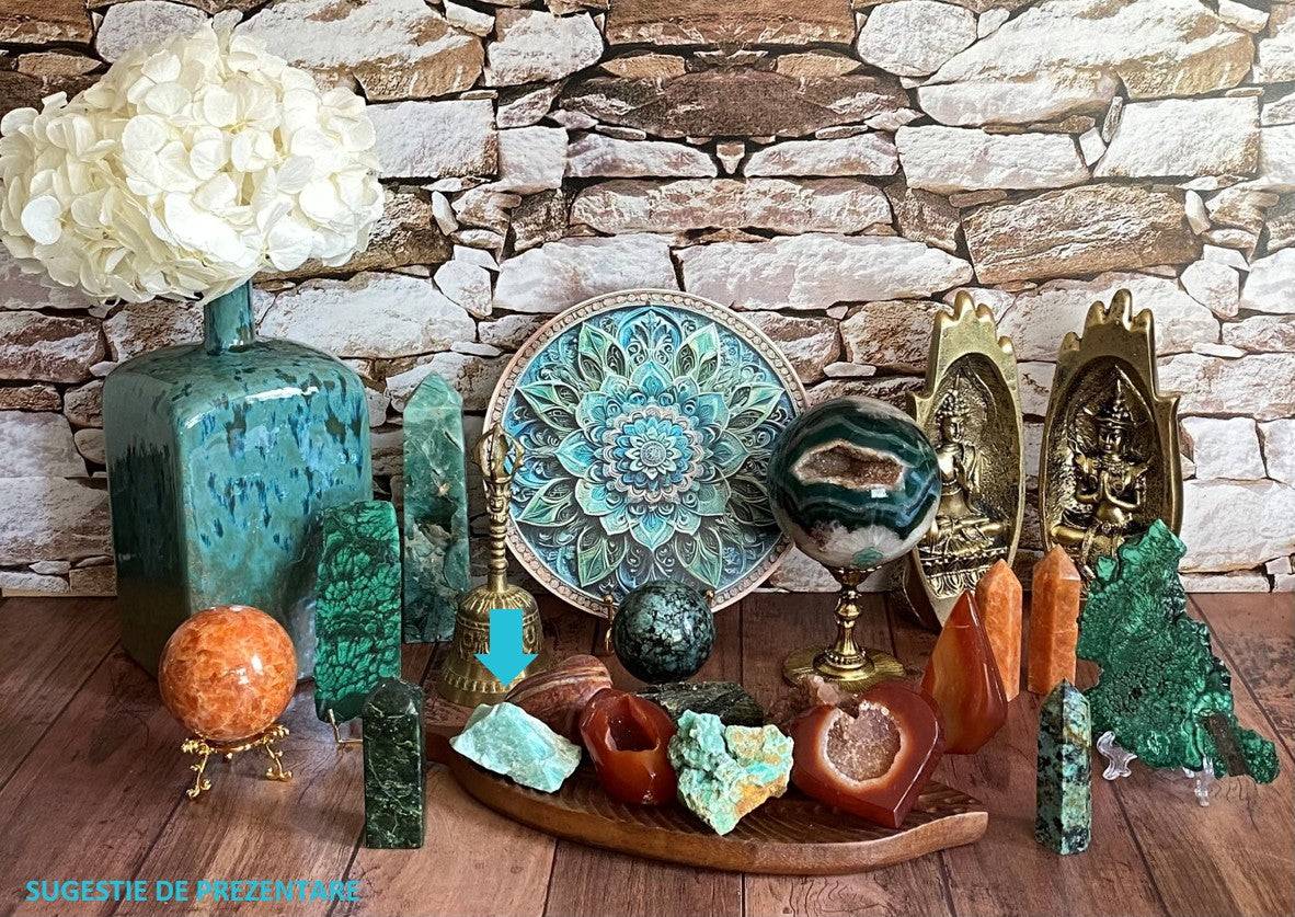 Decor cu piatra bruta din piatra semipretioasa de amazonit cu vaza cu hortensie