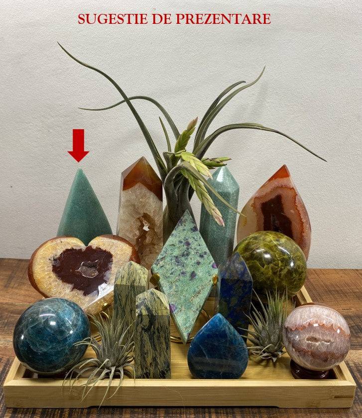 Sculptură conică din amazonit verde semiprețios pe suport din lemn cu plante uscate și pietre decorative diverse
