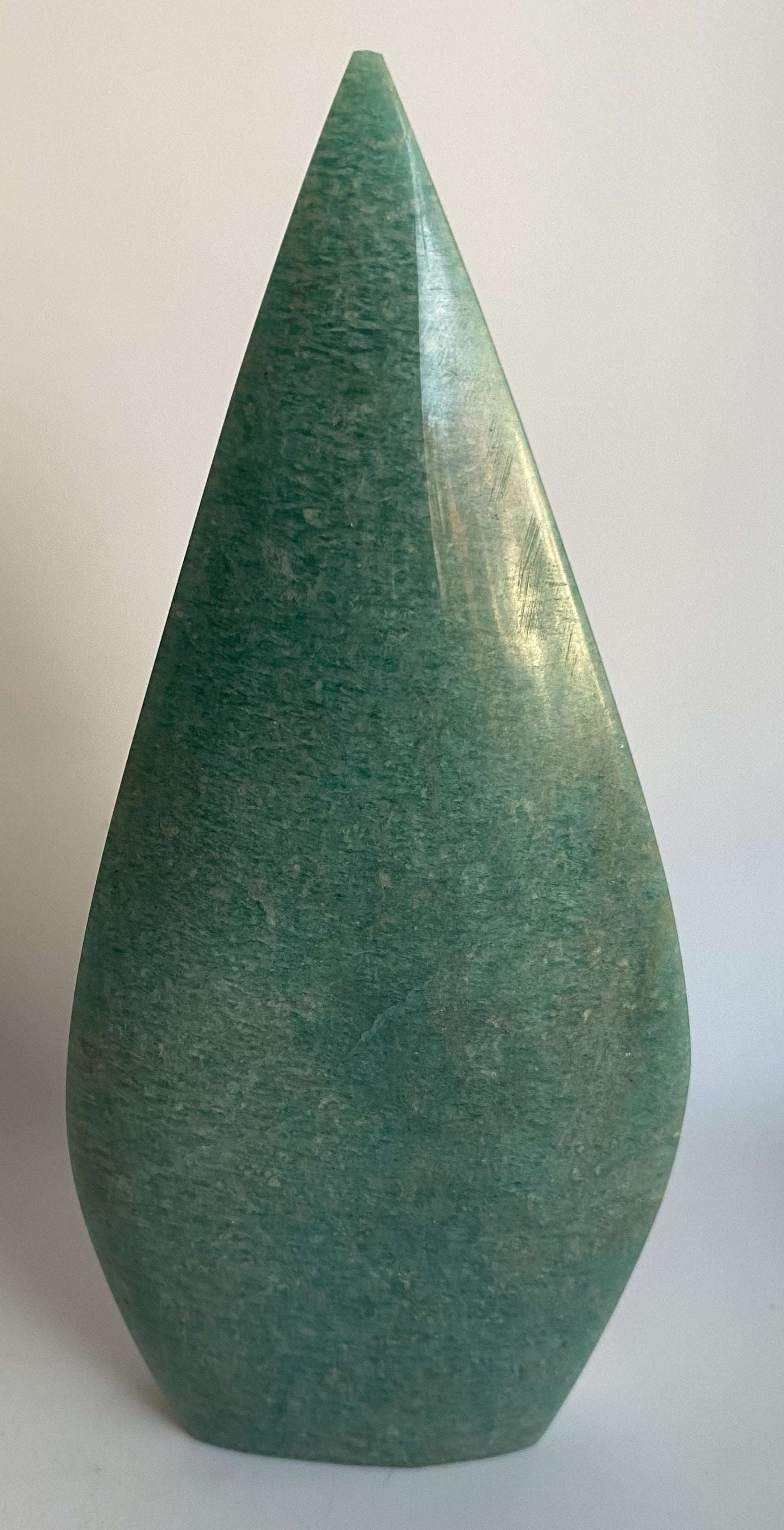 Sculptura amazonit verde în formă de lacrimă din piatră semiprețioasă