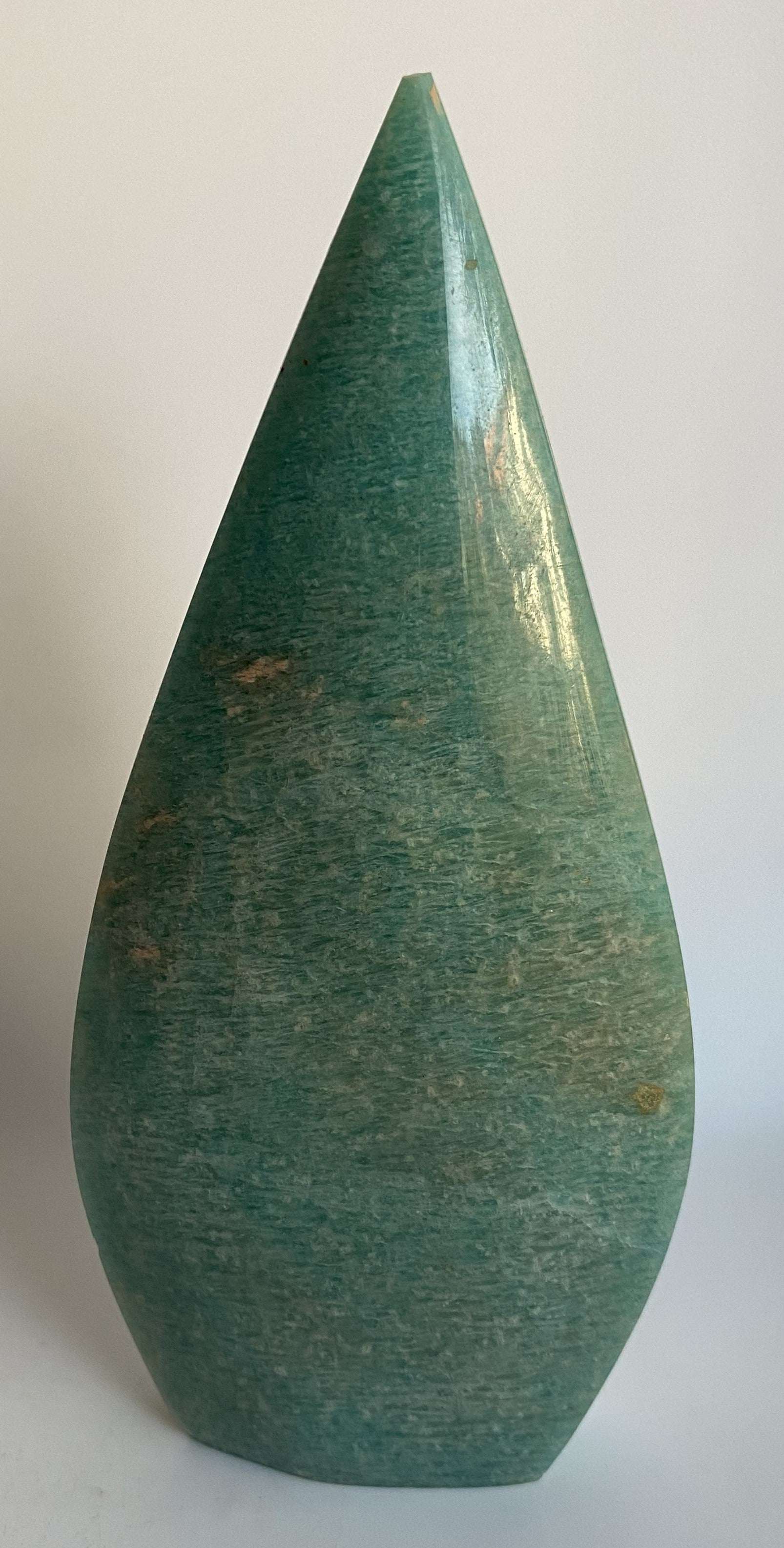 Sculptură din amazonit piatră semiprețioasă verde cu formă alungită