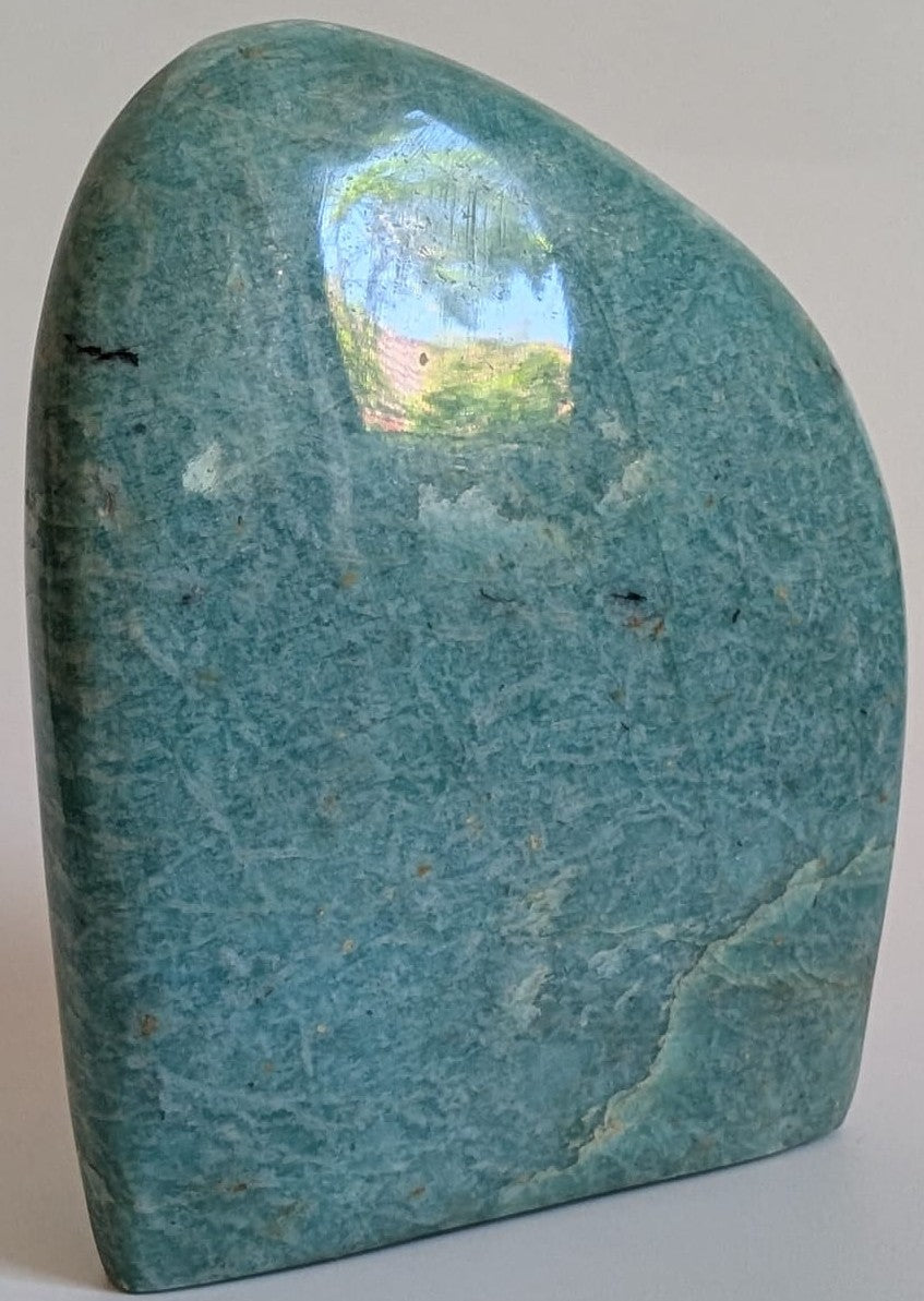 Sculptura de 10.2cm din piatra semipretioasa de amazonit pe fundal alb
