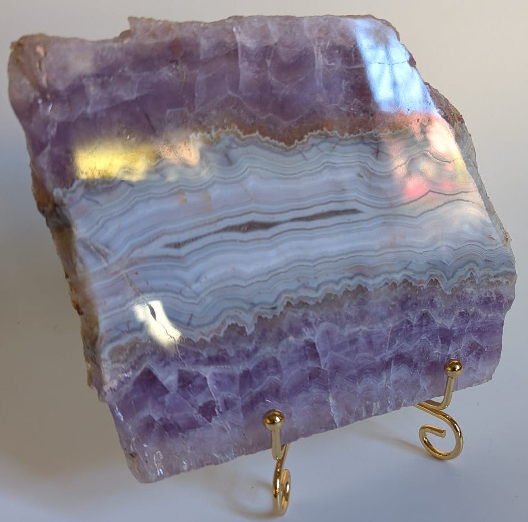 Felie de 13.7cm din cristal de ametist cu agat pe suport metalic cu fundal alb