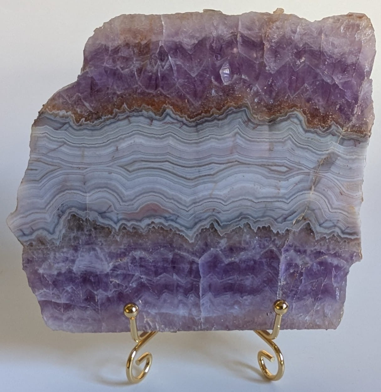 Felie decorativa de 13.7cm din piatra semipretioasa de ametist cu agat pe suport metalic cu fundal alb