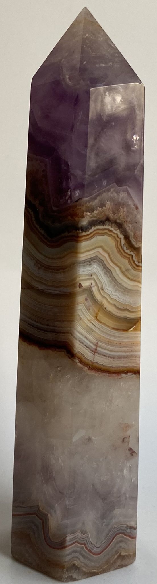 Obelisc de 13cm din piatra semipretioasa de ametist cu agat pe fundal alb