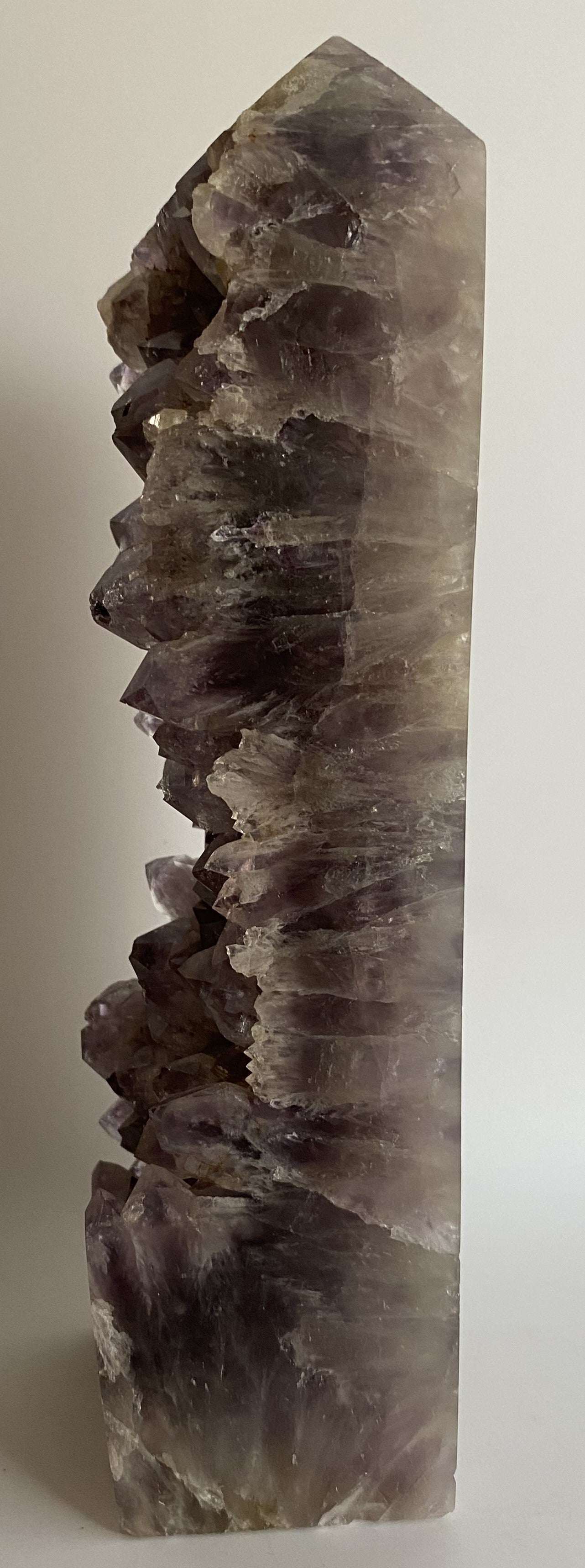 Obelisc din geoda de Ametist cu cristale semipretioase violet.